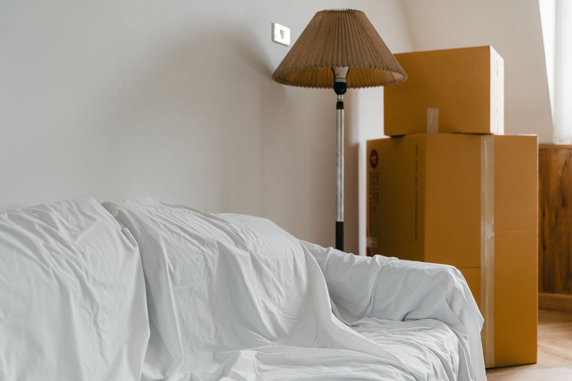 Sorgfältiges Verpacken von Hausrat in Umzugskartons